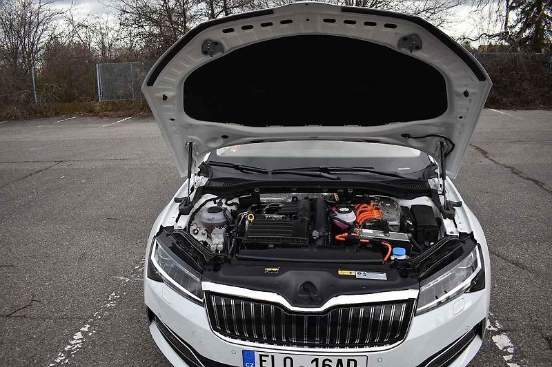 Superb iV jsme otestovali na stejné trase s nabitou i vybitou baterií