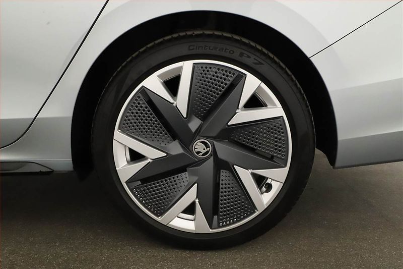Škoda Superb (2025) 2.0 TDI, Sportline, Navigace - fotka 12 z 28