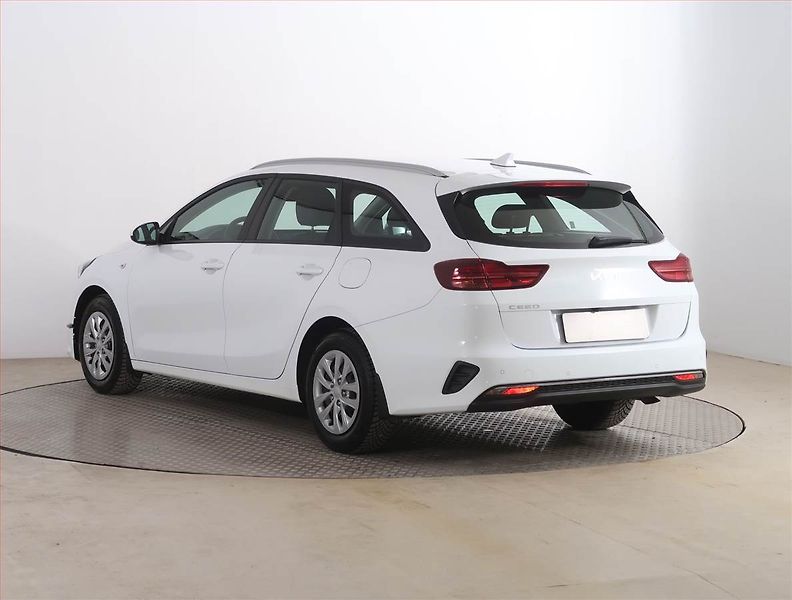 Kia Ceed (2022) Silver 1.5 T-GDI, Serv.kniha - fotka 4 z 16