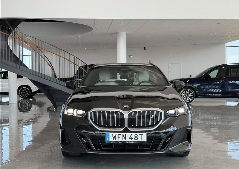BMW i5 eDrive40 Touring M Kam Tažné - fotka 3 z 23
