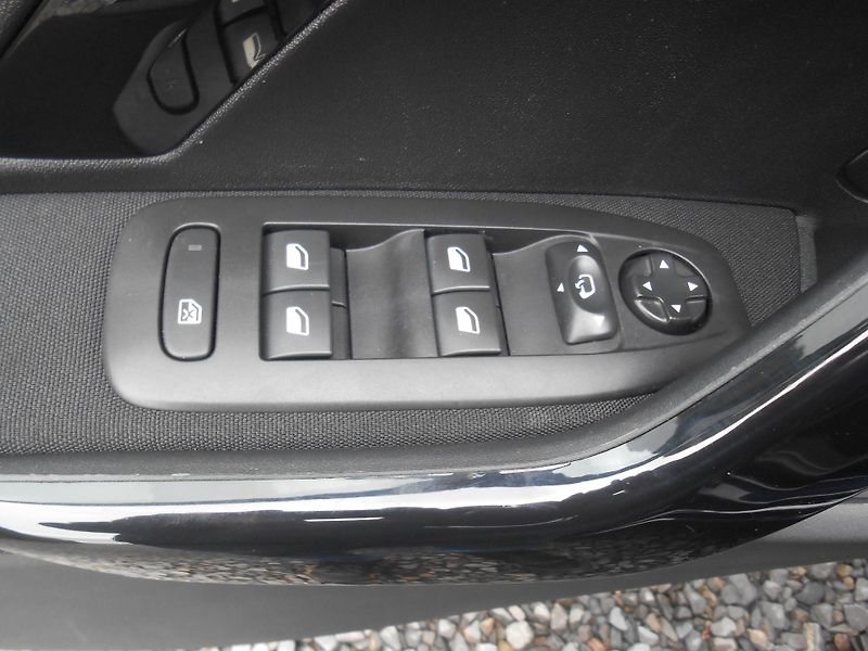 Peugeot 208 NAVI, CHROM, LED, 87TKm - fotka 23 z 37