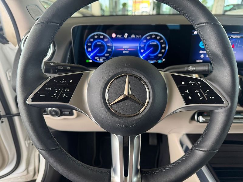 Mercedes-Benz EQB 350 4MATIC - fotka 18 z 20