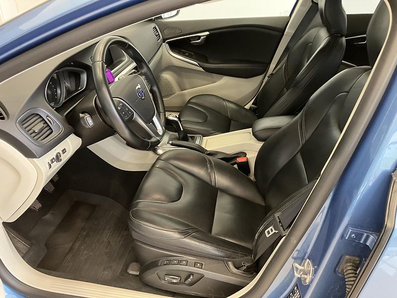 Volvo V40 T3 FWD Summum, MT6 - fotka 12 z 42