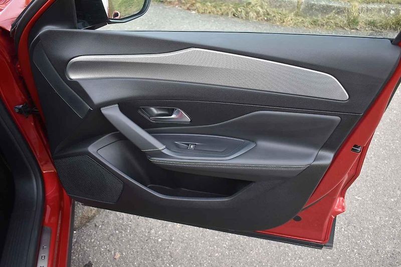 Peugeot 408 je solidně prostorný rodinný vůz s atraktivním vzhledem