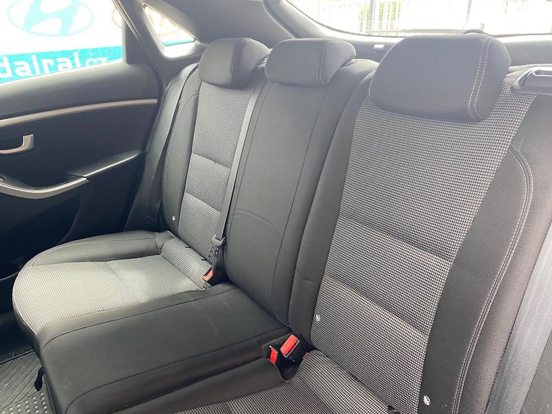 Hyundai i30 1.6-NÍZKÉ KM-1.maj-facelift - fotka 16 z 18