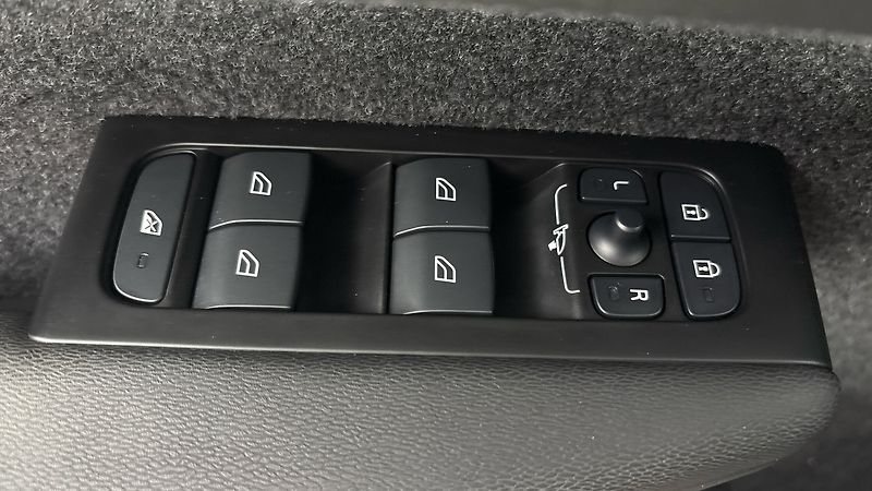 Volvo XC40 2.0 B4 AUT AWD Momentum Pro - fotka 22 z 29