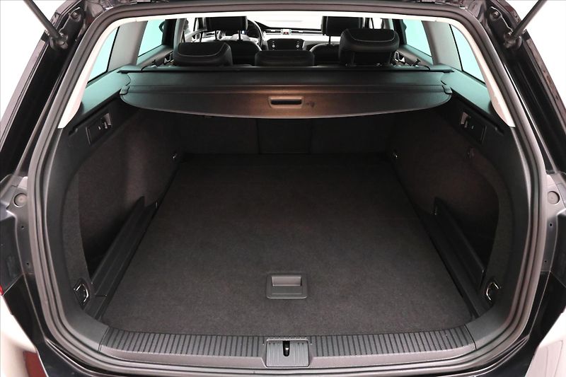 Volkswagen Passat 2,0 TDI 110 kW DSG ELEGANCE Zá - fotka 10 z 32