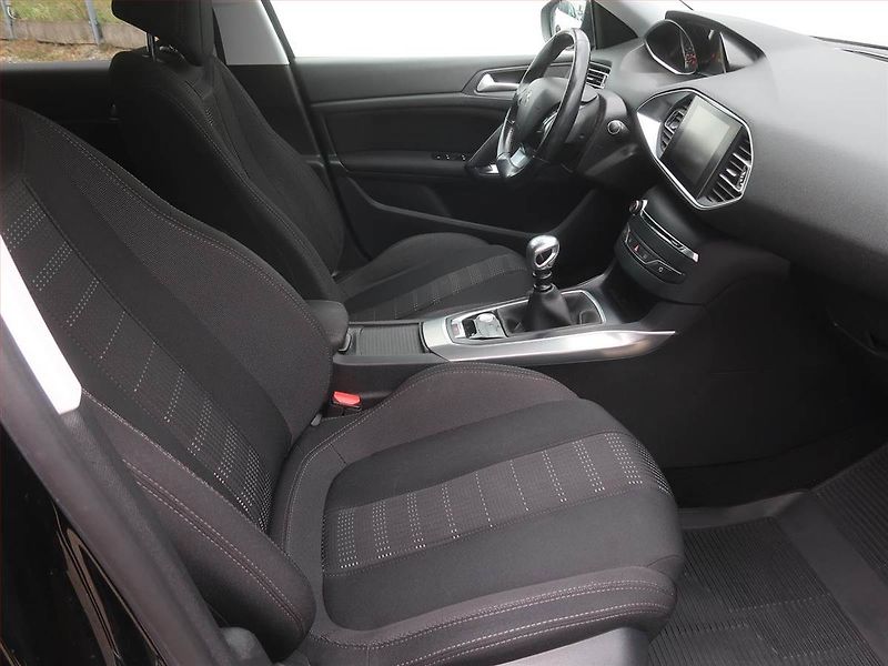 Peugeot 308 (2016) 1.2 e-THP, Serv.kniha - fotka 9 z 17