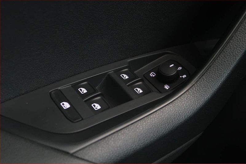 Škoda Karoq (2022) Sportline 1.5 TSI - fotka 17 z 18