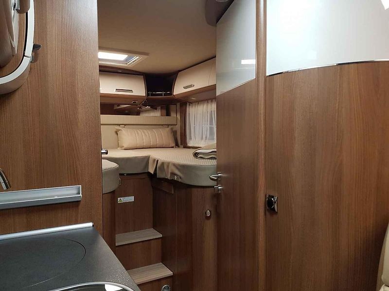 Jeden z nejhezčích vozů na výstavě si hned našel svého majitele. Na modelu Dethleffs Globetrotter XLi 7850-2 s nápadným lakem za čtyři miliony korun byla přilepena cedulka „prodáno“.