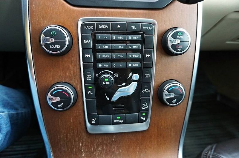 Volvo XC70 (2011) SUMMUM 2,4 D5 158 kW - fotka 32 z 47