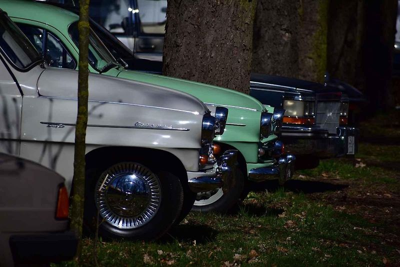 Kulatá světla, blýskající se chromy, brumlavé motory. Majitelům historických skvostů vyšla jejich první letošní projížďka na jedničku.