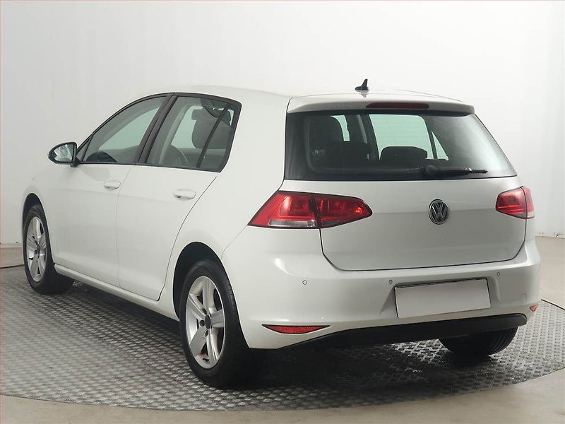 Volkswagen Golf (2014) 1.2 TSI, Navi, Park. senzory - fotka 4 z 17