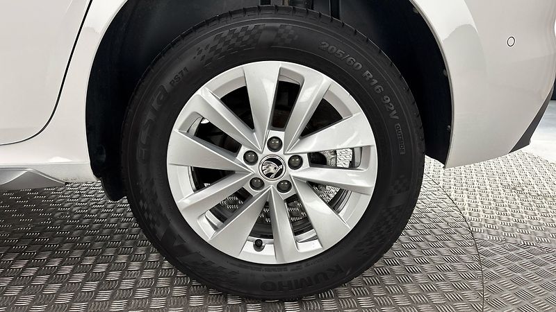 Škoda Kamiq 1.5 TSI DSG Style - fotka 19 z 25