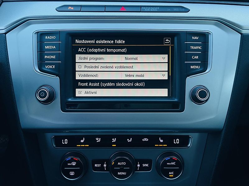 Volkswagen Passat 2.0TDI MANUÁL VÝHŘEV KAMERA - fotka 41 z 47