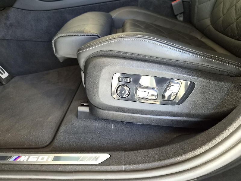 BMW X6 M60i xDrive - fotka 17 z 40