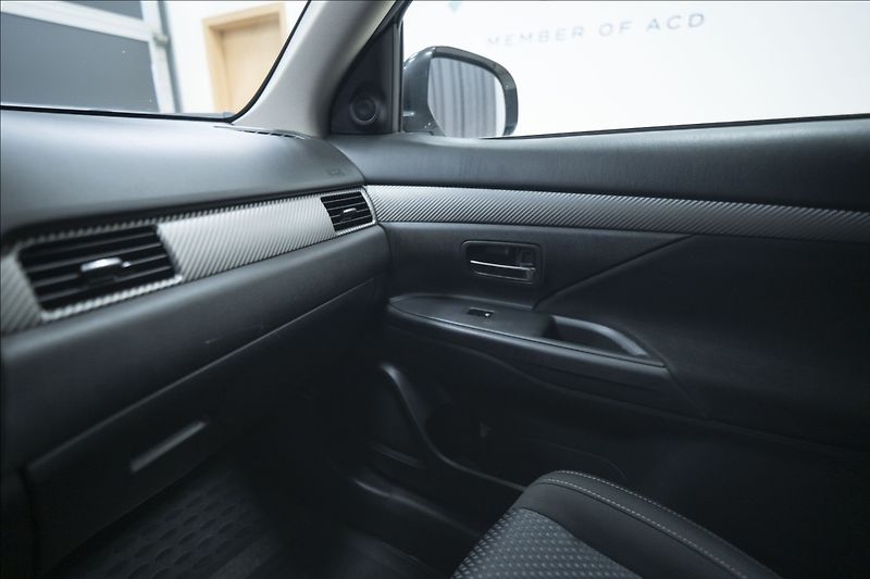 Mitsubishi Outlander 2,0 MIVEC AWD AT INTENSE ČR - fotka 22 z 33