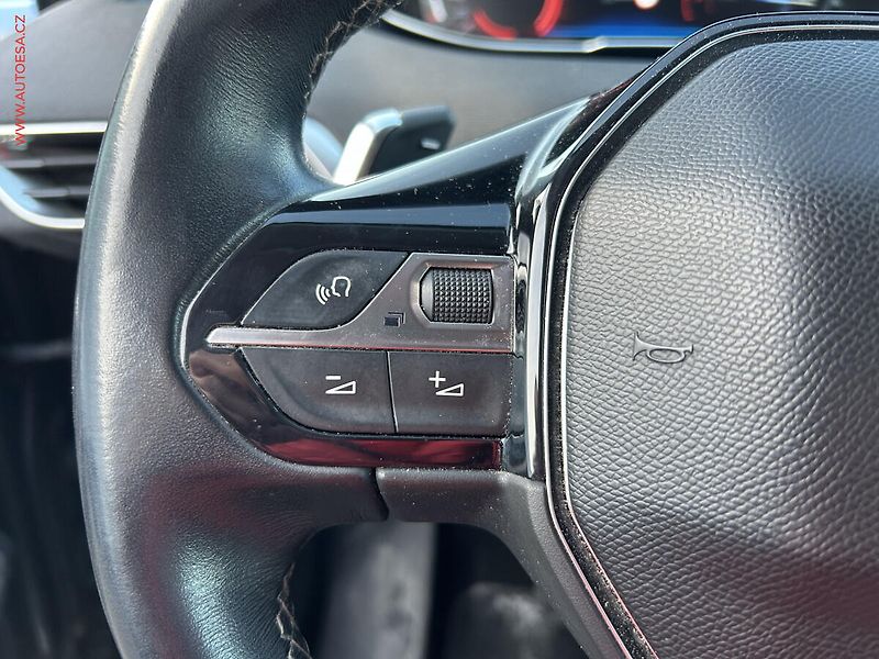 Peugeot 3008 (2018) 1.2 PT, Allure, AT, navi - fotka 17 z 24