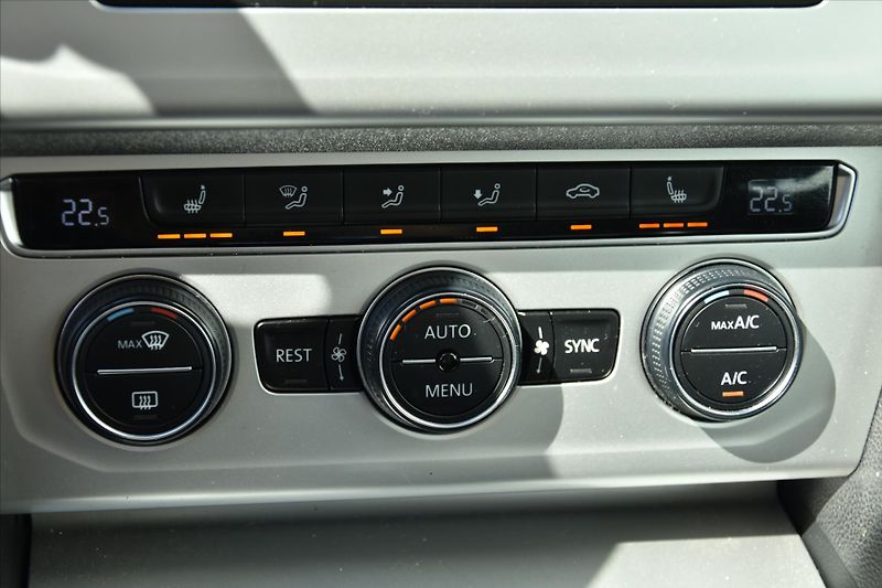 Volkswagen Passat 2.0TDi COMFORTLINE SERVIS. KN. - fotka 22 z 25