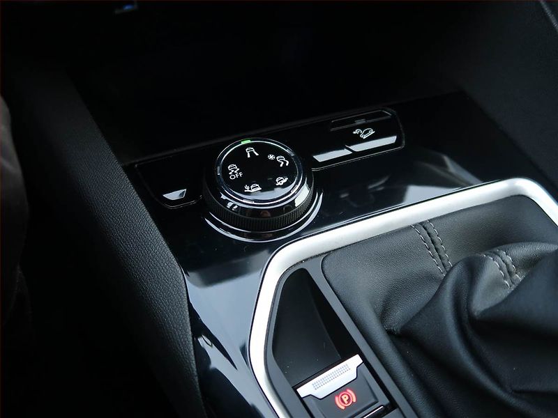 Peugeot 3008 (2019) Allure 1.5 BlueHDi, ČR,1.maj - fotka 19 z 20