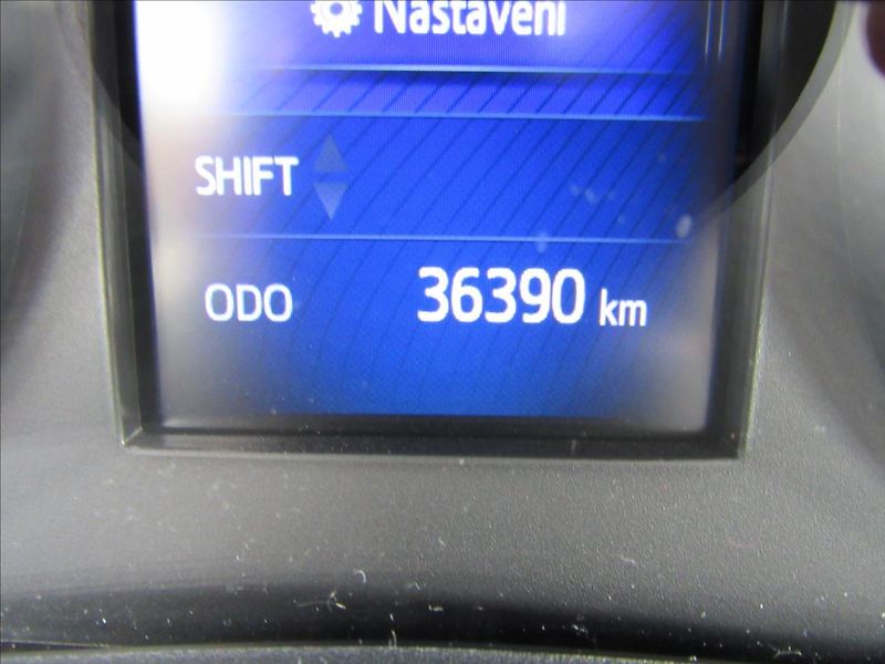 Toyota Corolla 1,6 VVT-i 97kW Sedan - fotka 14 z 30