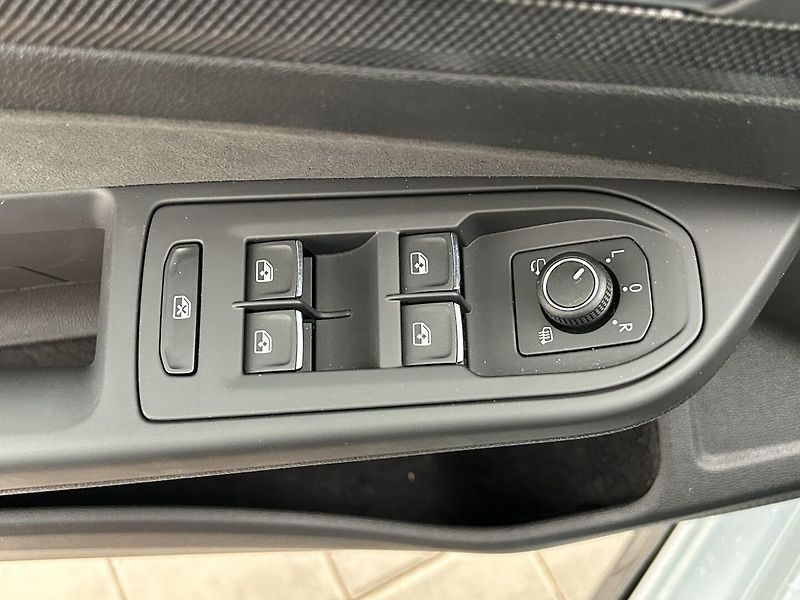 Volkswagen Golf 1.5 TSI R-Line - fotka 17 z 30
