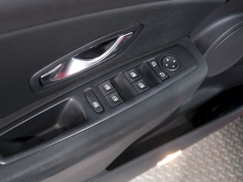 Renault Mégane (2011) 1.6i 74KW - fotka 25 z 27