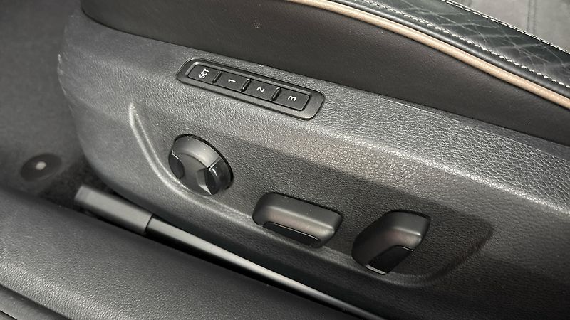 Škoda Superb 2.0 TDI DSG 4x4 Scout Combi - fotka 22 z 33