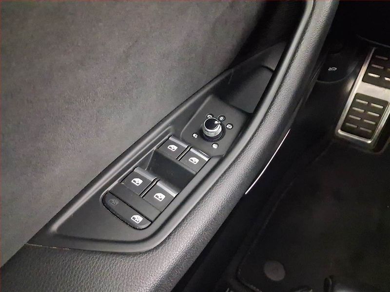 Audi A4 (2022) S-Line 40 TDI - fotka 17 z 19
