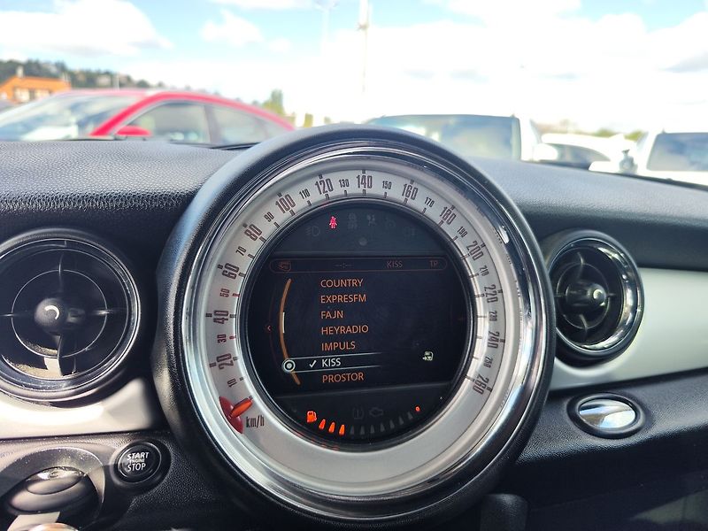 Mini Cooper 1.6/90kW PANO,NAVI - fotka 14 z 26
