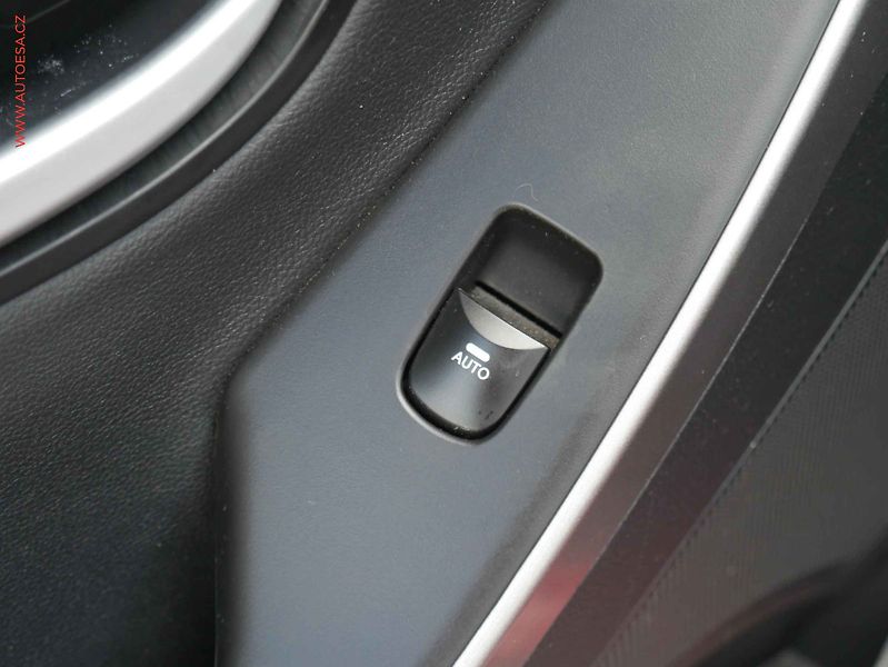 Hyundai i30 (2014) 1.6 CRDI, ČR, AC, výhřev sed. - fotka 12 z 19