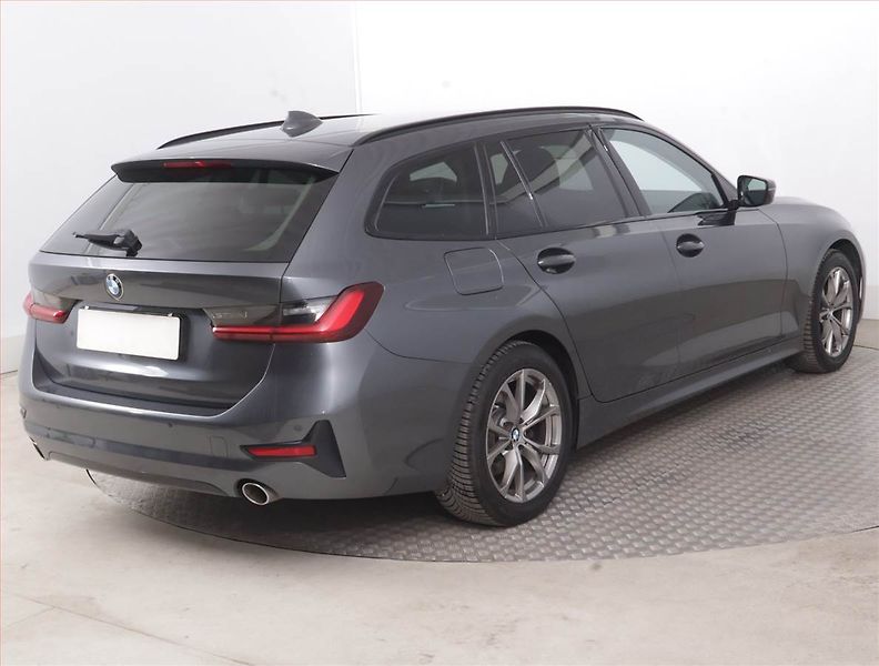 BMW Řada 3 (2022) Sport Line 318 d, Automat - fotka 5 z 16