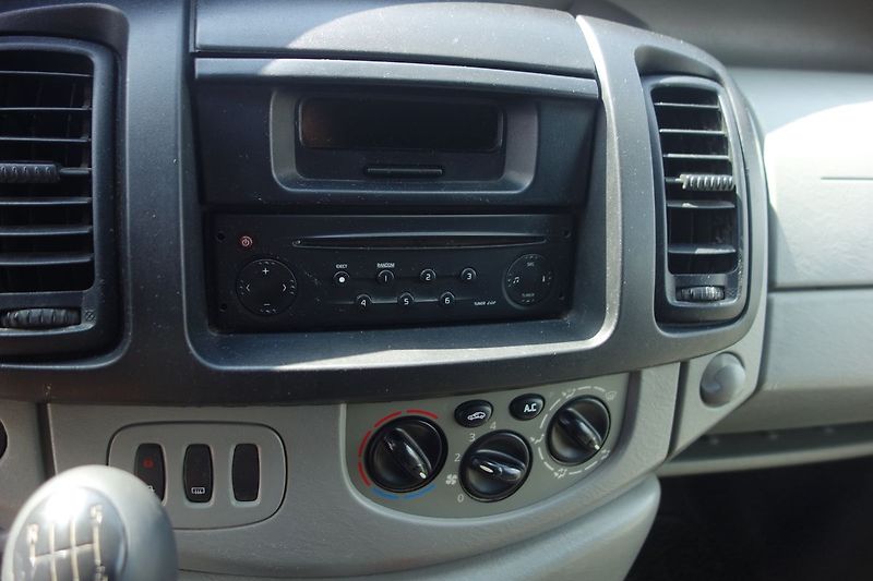 Renault Trafic 1,9DCi 74 kW 8 míst !! - fotka 21 z 33