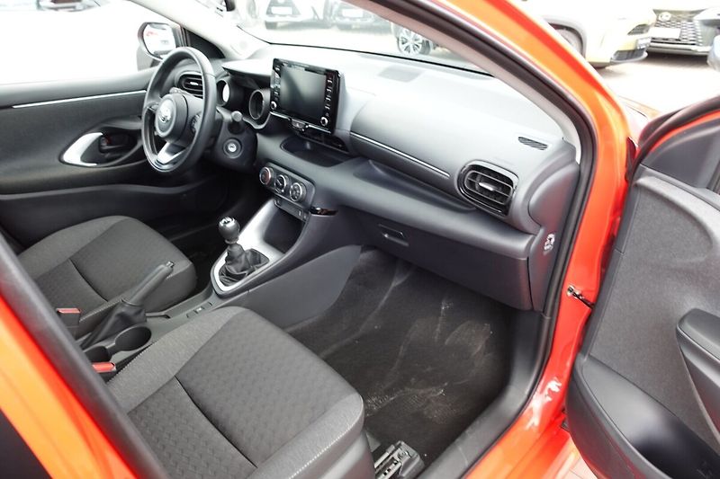 Toyota Yaris 1.5 TNGA 6 MT Comfort Tech Sty - fotka 10 z 25