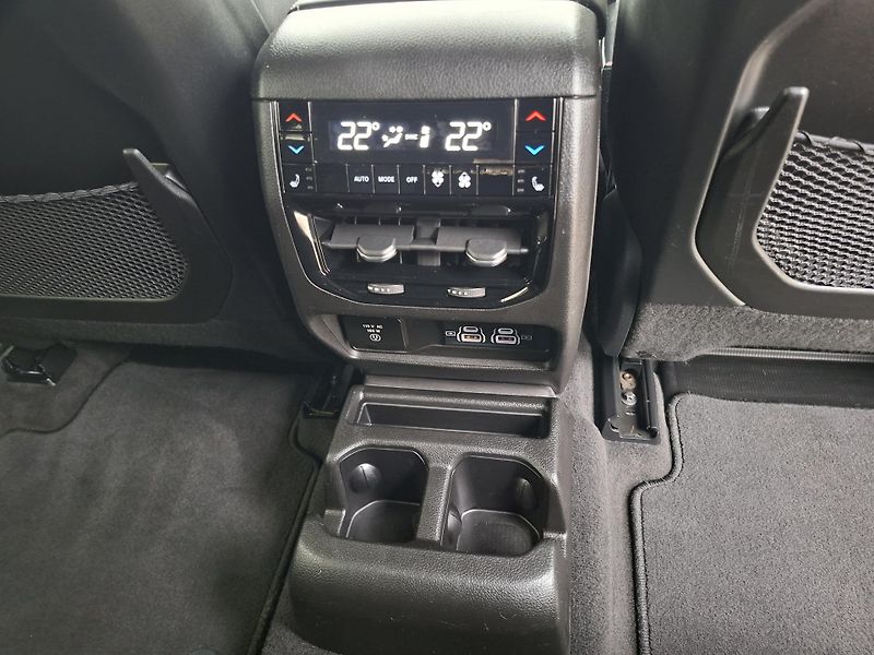 Jeep Grand Cherokee (2021) 3,6LV6 4X4 LONG OVERLAND 6míst - fotka 14 z 36