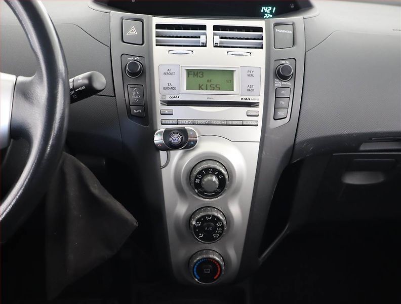 Toyota Yaris (2007) 1.3 VVT-i, Automat - fotka 12 z 19