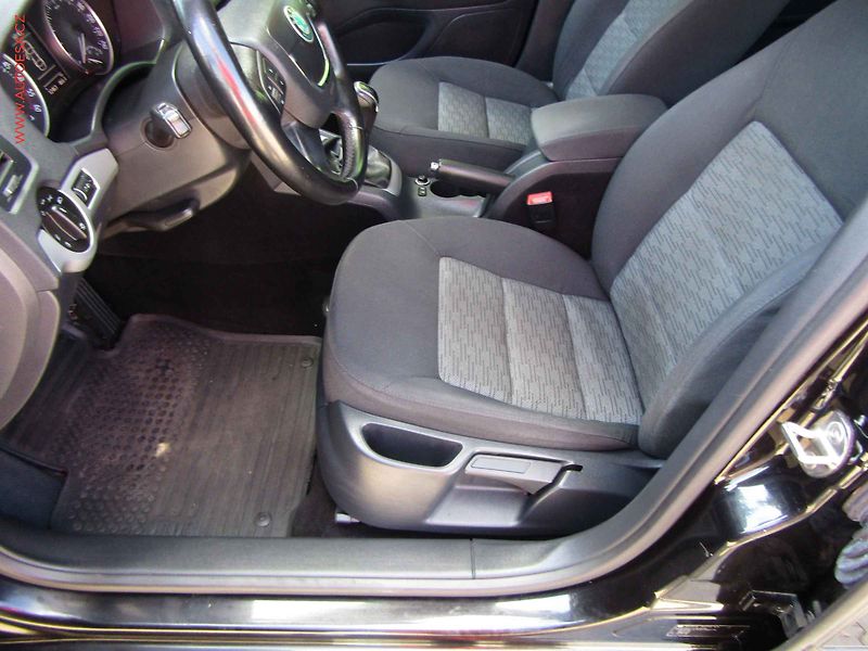 Škoda Octavia (2013) 2.0 TDi, AC, park.čidla - fotka 9 z 19