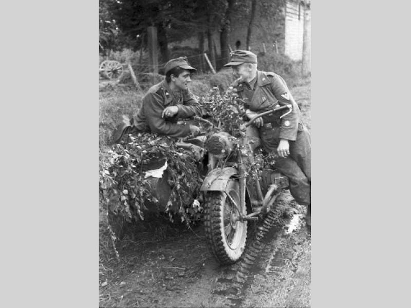Cestou necestou. Tak jezdil ikonický německý válečný těžký motocykl BMW R75 z období II. světové války, který sloužil na všech frontách.
