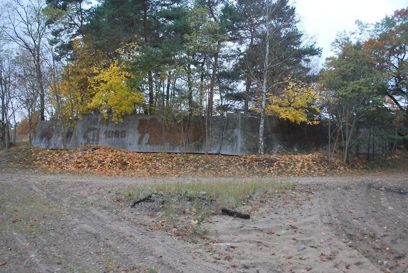 Vojenský areál zahrnoval i osm bytových domů, mateřskou školu, školu, kavárnu Bajka, kotelnu, hřiště a sportovní hřiště.