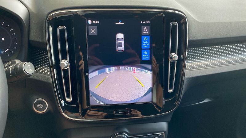 Volvo XC40 PLUS DARK, B4 AWD, 145+10 kW / - fotka 18 z 38
