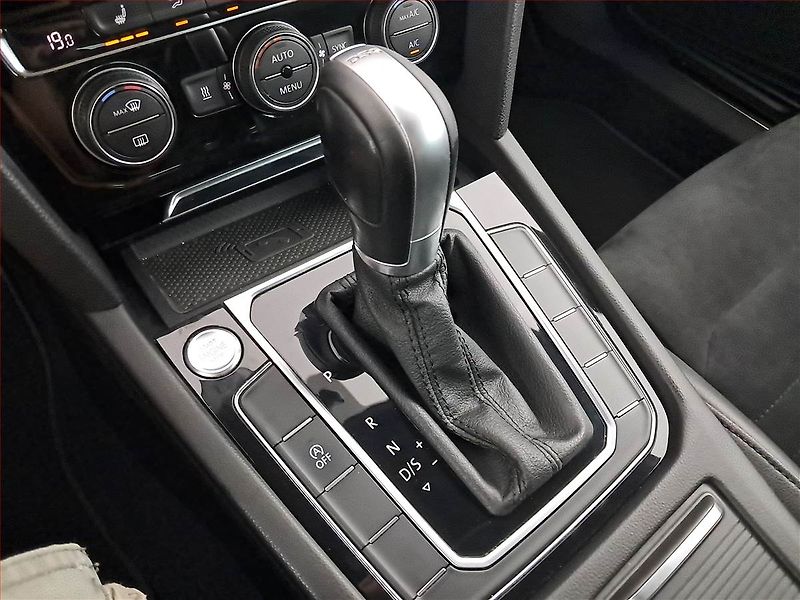 Volkswagen Passat (2018) 2.0 TDI, Automat, Serv.kniha - fotka 16 z 19