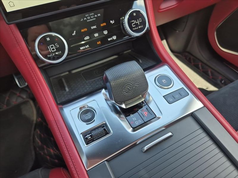 Jaguar F-Pace 5,0 V8 AWD SVR 405 kW - fotka 17 z 20