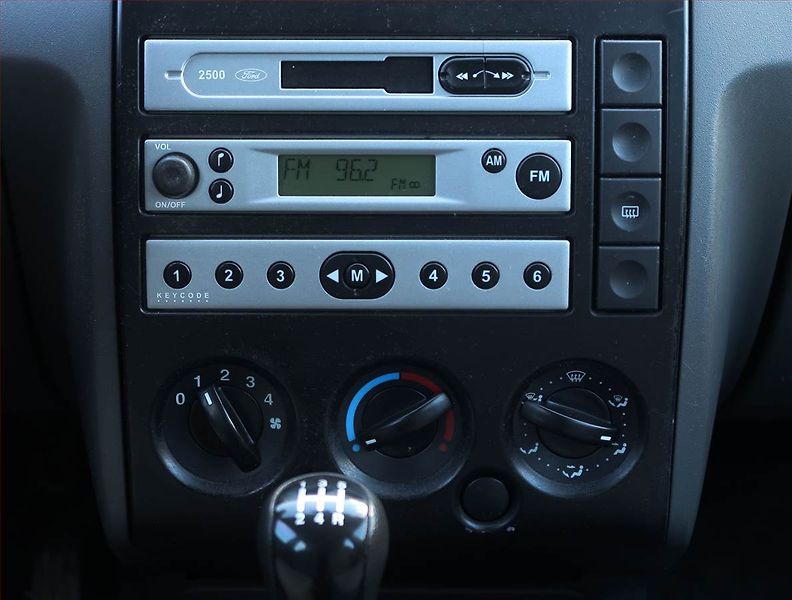 Ford Fusion (2004) 1.4, nová STK, slušný stav - fotka 12 z 13