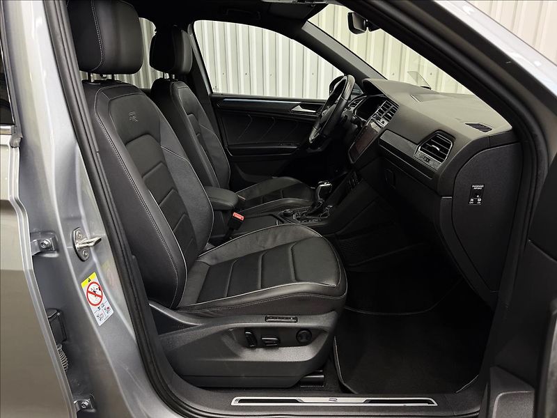 Volkswagen Tiguan Allspace R-LINE 180kW DCC H&K HUD PANO - fotka 47 z 50