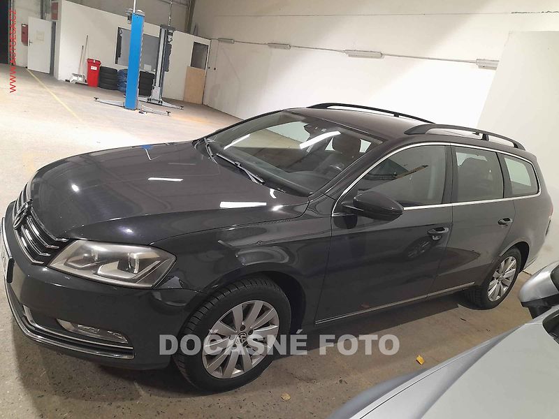 Volkswagen Passat (2013) 2.0TDi, 2.maj, navi, bixen - fotka 1 z 3