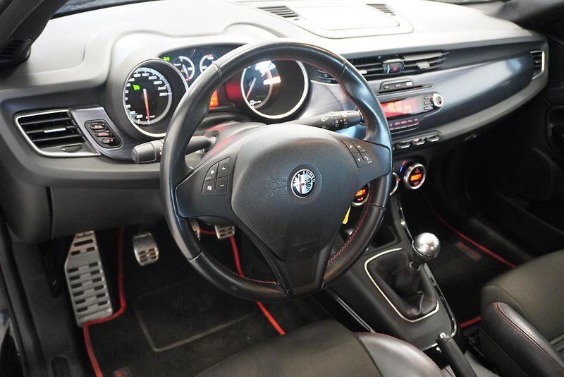 Alfa Romeo Giulietta 1.75 TBI QUADRIFOGLIO VERDE - fotka 12 z 27