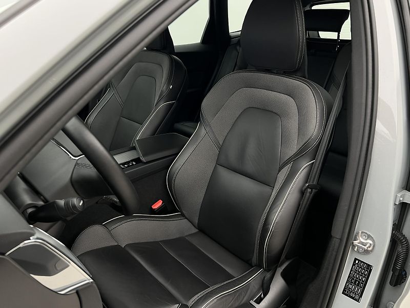 Volvo XC60 B4 AWD DARK PLUS CZ 1. maj. - fotka 18 z 45