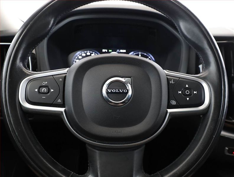 Volvo XC60 (2021) B4 AWD, 4X4,Automat,MHEV,45TKM - fotka 8 z 18