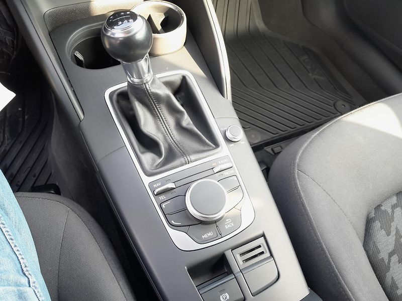 Audi A3 (2015) 1,6 TDI serviska 2x klíč - fotka 12 z 17
