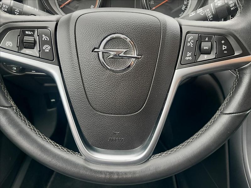 Opel Astra 1,6 TDCI 100kW SPORTS TOURER - fotka 38 z 51